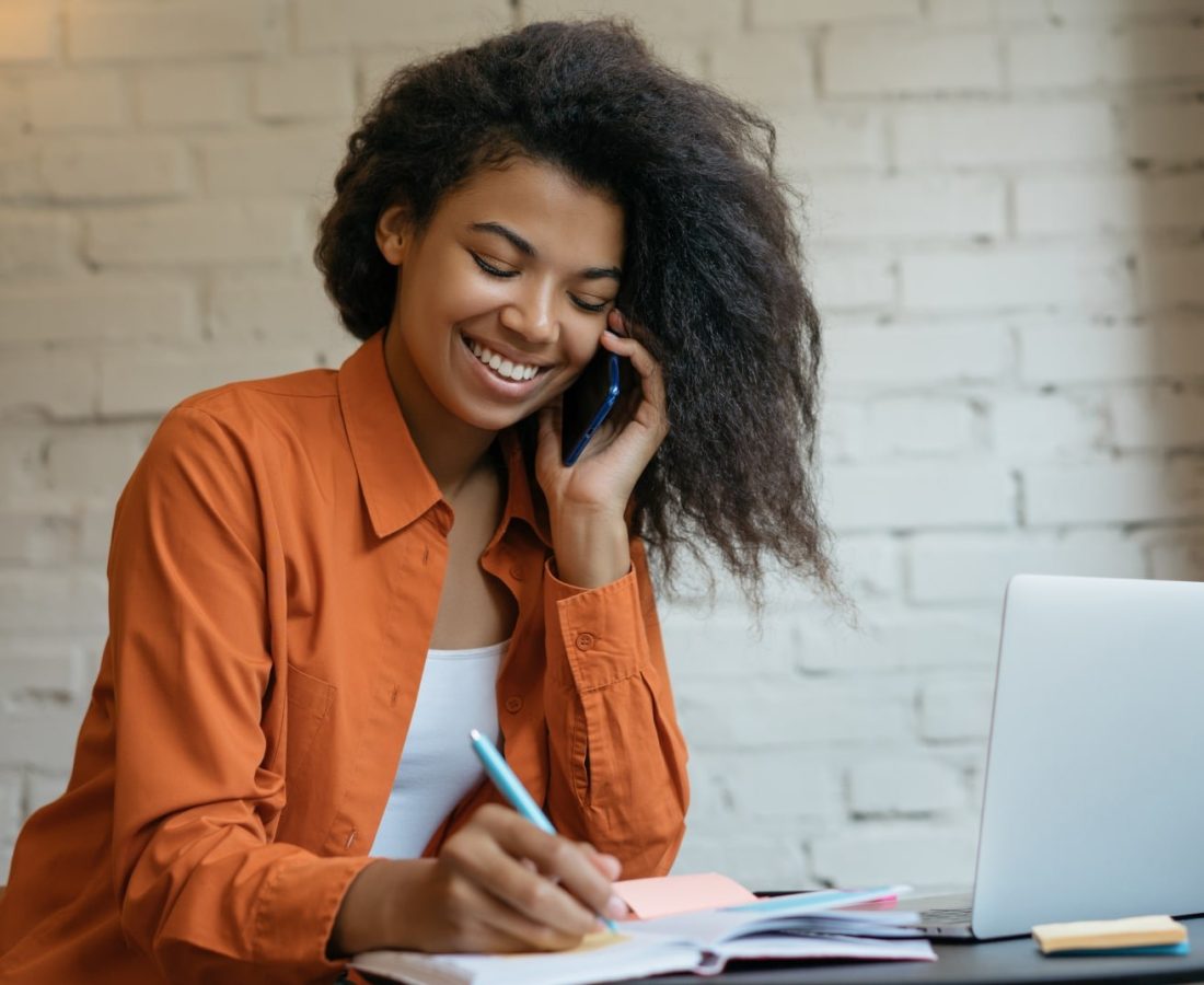 Ragazza che procede all'attivazione del numero verde